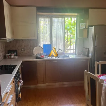 Tirane, jepet me qera apartament 2+1+Ballkon Kati 1, 85 m² 350 € (gjergj legisi)