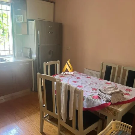 Tirane, jepet me qera apartament 2+1+Ballkon Kati 1, 85 m² 350 € (gjergj legisi)
