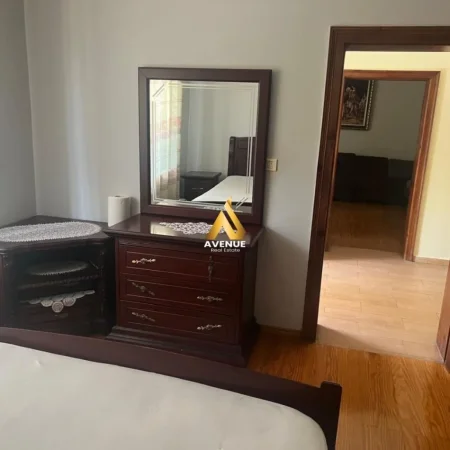 Tirane, jepet me qera apartament 2+1+Ballkon Kati 1, 85 m² 350 € (gjergj legisi)