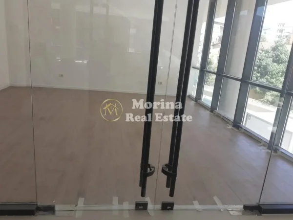 Tirane, jepet me qera ambjent biznesi Kati 2, 35 m² 700 € (Rruga Mine Peza)