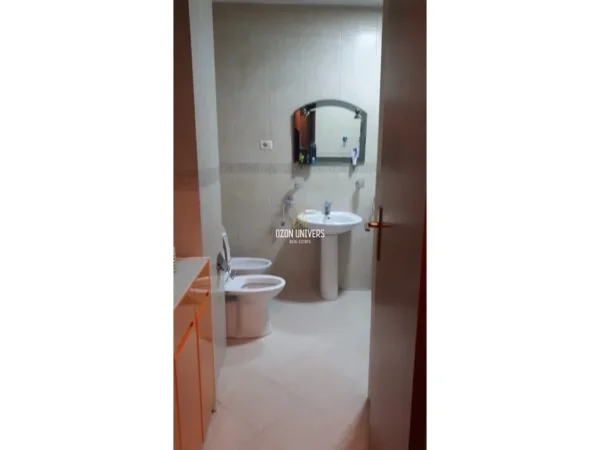 Tirane, jepet me qera apartament 1+1+Ballkon Kati 9, 65 m² 600 € (Sheshi Willson)