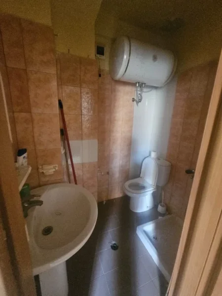 Durres, jepet me qera ambjent biznesi Kati 2, 72 m² 500 € 