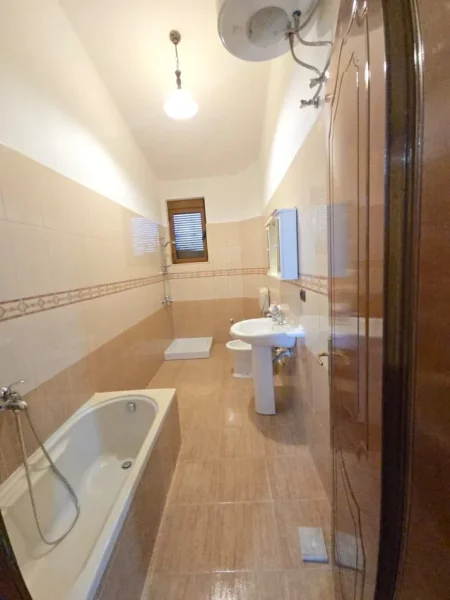 Durres, jepet me qera apartament 4+1+Aneks+Ballkon Kati 3, 150 m² 500 € 