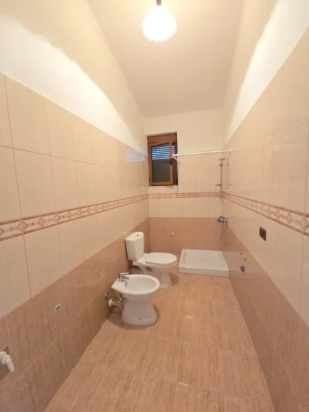 Durres, jepet me qera apartament 4+1+Aneks+Ballkon Kati 3, 150 m² 500 € 