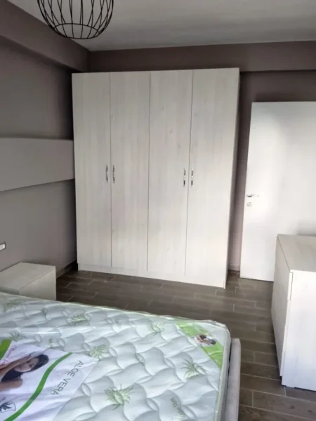 Jepet me Qira Apartament Fantastik 2+1+2 me post parkimi të përfshirë tek Kodra e Diellit,  700 €URO