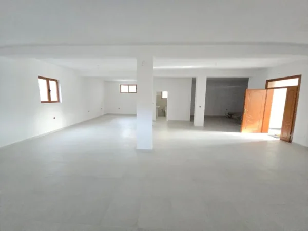 Durres, jepet me qera ambjent biznesi Kati 0, 140 m² 900 € 