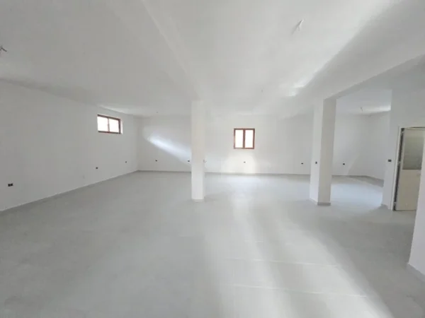 Durres, jepet me qera ambjent biznesi Kati 0, 140 m² 900 € 