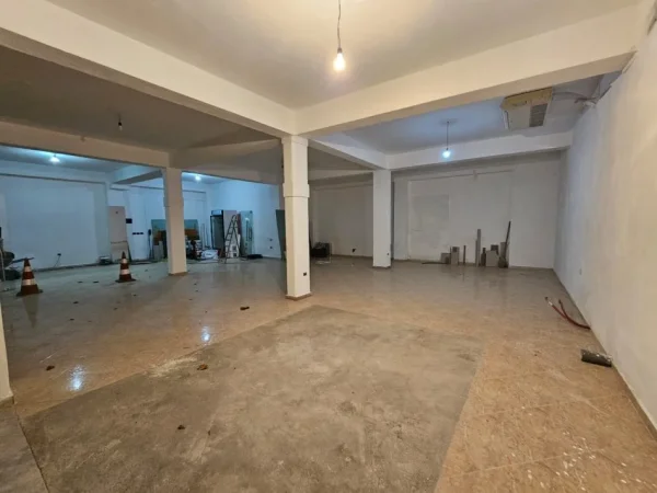 Durres, jepet me qera dyqan Kati 0, 205 m² 700 € 