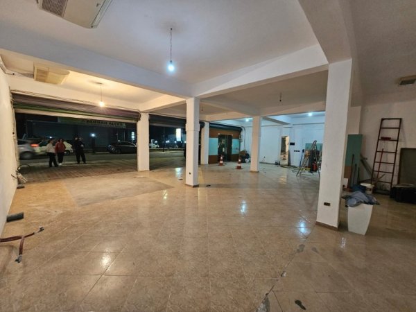 Durres, jepet me qera dyqan Kati 0, 205 m² 700 € 