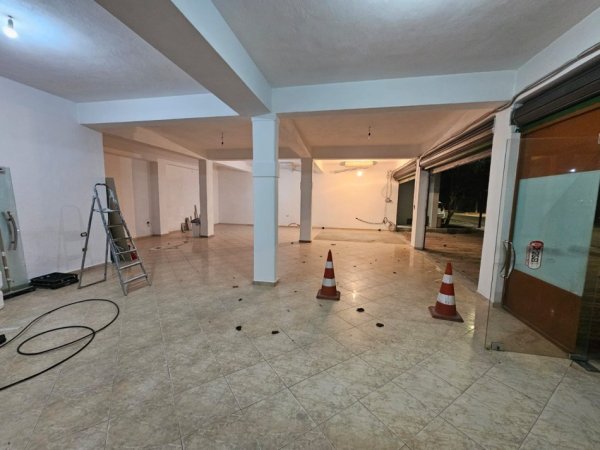 Durres, jepet me qera dyqan Kati 0, 205 m² 700 € 