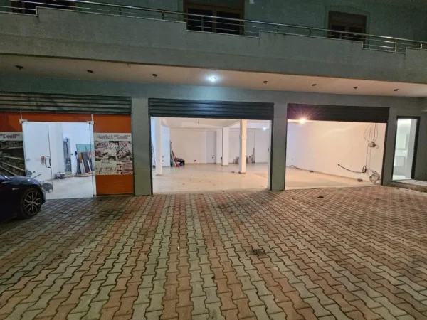 Durres, jepet me qera dyqan Kati 0, 205 m² 700 € 