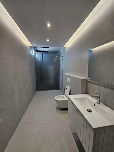 Durres, jepet me qera dyqan Kati 0, 205 m² 700 € 