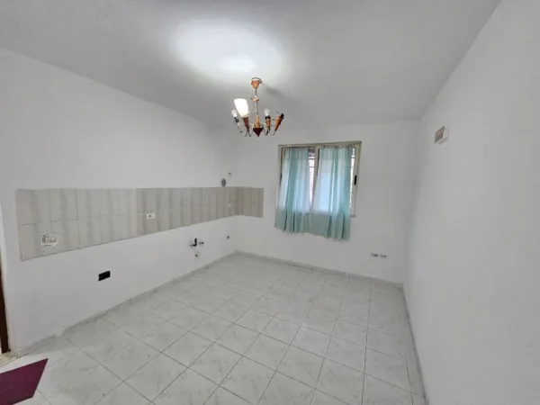 Durres, jepet me qera ambjent biznesi Kati 0, 100 m² 450 €