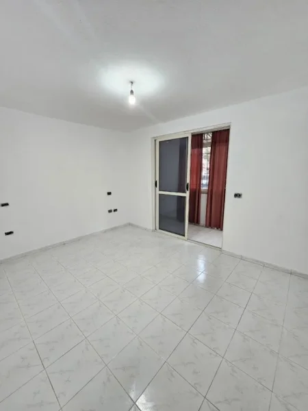 Durres, jepet me qera ambjent biznesi Kati 0, 100 m² 450 €