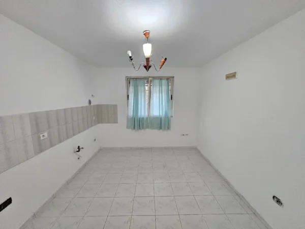 Durres, jepet me qera ambjent biznesi Kati 0, 100 m² 450 €
