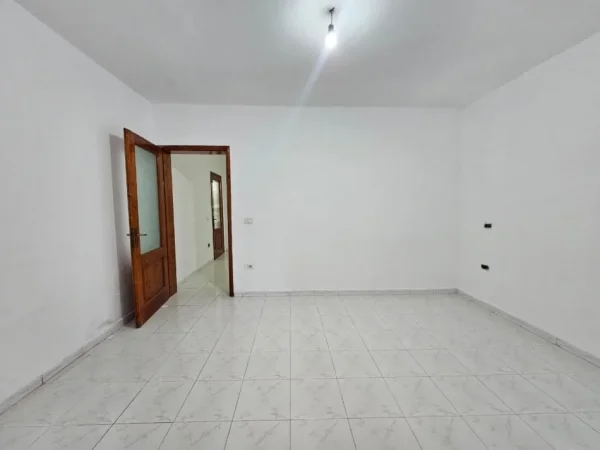 Durres, jepet me qera ambjent biznesi Kati 0, 100 m² 450 €