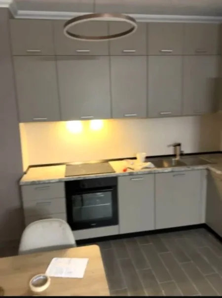 Jepet me Qira Apartament Fantastik 2+1+2 me post parkimi të përfshirë tek Kodra e Diellit,  700 €URO