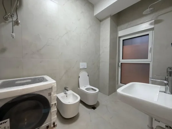 Tirane, jepet me qera apartament 1+1 Kati 8, 60 m² 450 € (Ali Demi)