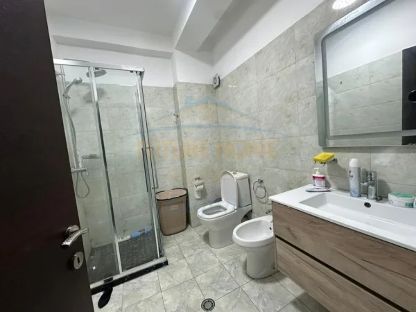Tirane, jepet me qera apartament 2+1+Ballkon Kati 6, 91 m² 600 € (Unaza e Re)