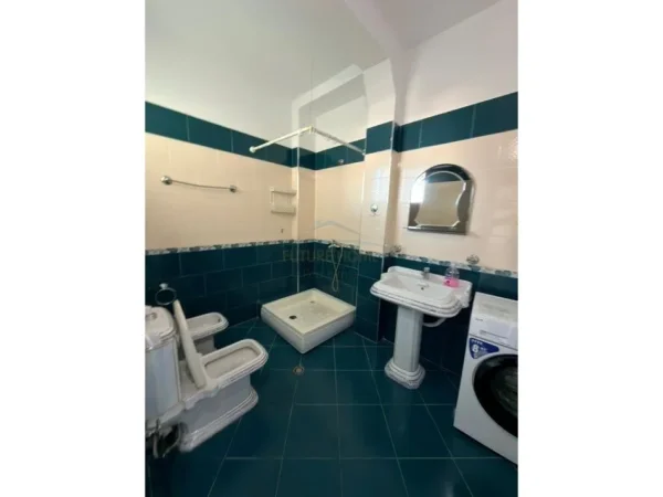Tirane, jepet me qera apartament 2+1+Ballkon Kati 2, 203 m² 750 € (Don Bosko)