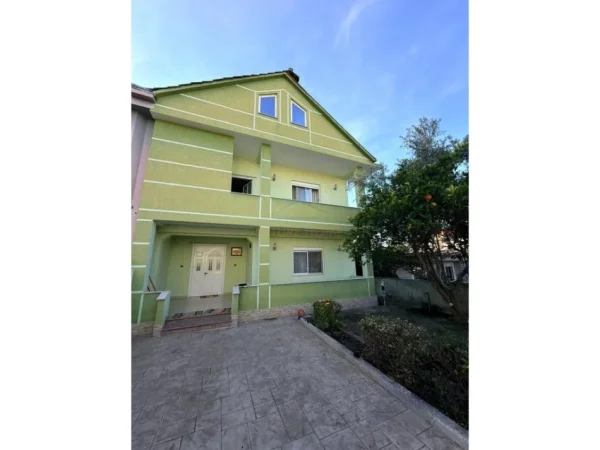 Tirane, jepet me qera apartament 2+1+Ballkon Kati 2, 203 m² 750 € (Don Bosko)