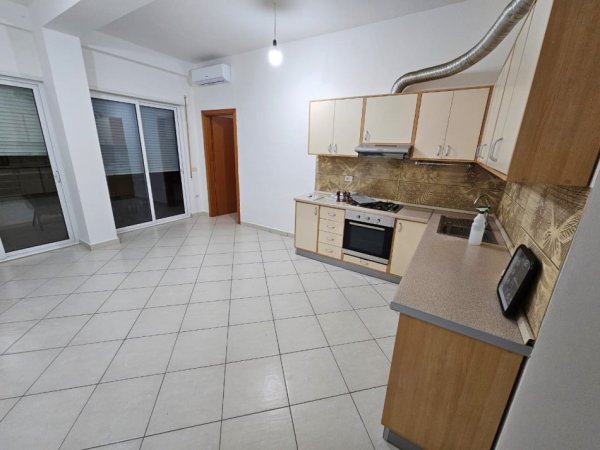 Tirane, jepet me qera apartament 2+1+Aneks+Ballkon Kati 4, 100 m² 601 € 