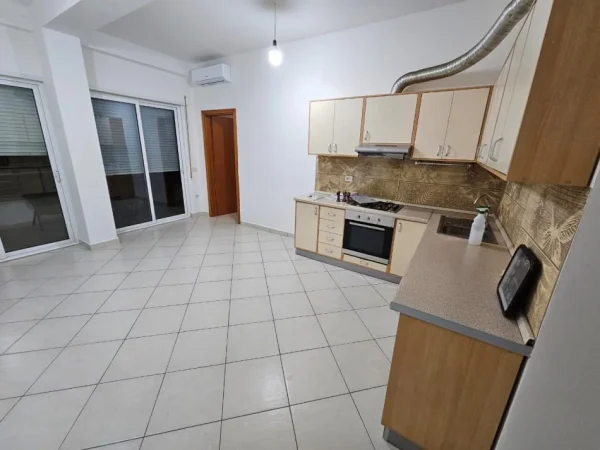 Tirane, jepet me qera apartament 2+1+Aneks+Ballkon Kati 4, 100 m² 601 € 