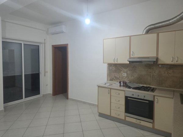 Tirane, jepet me qera apartament 2+1+Aneks+Ballkon Kati 4, 100 m² 601 € 