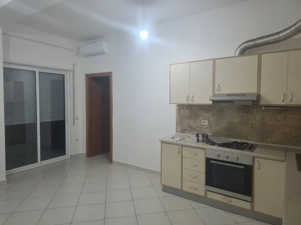 Tirane, jepet me qera apartament 2+1+Aneks+Ballkon Kati 4, 100 m² 601 € 