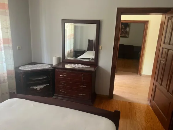 Tirane, jepet me qera apartament 2+1 Kati 1, 90 m² 350 € (Laprake tek adidas)