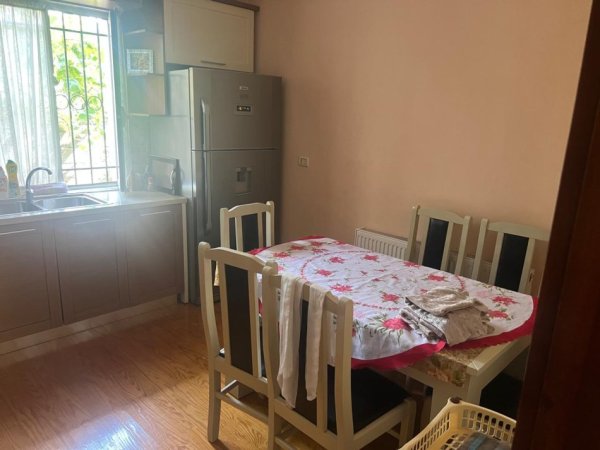 Tirane, jepet me qera apartament 2+1 Kati 1, 90 m² 350 € (Laprake tek adidas)