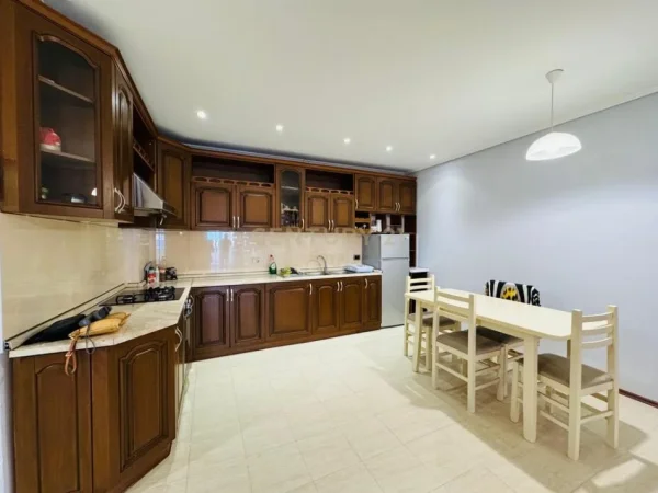 Tirane, jepet me qera apartament 2+1+Ballkon Kati 9, 100 m² 900 € (liqeni artificial, art tubina)