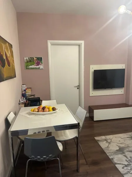 Tirane, jepet me qera apartament 1+1 Kati 2, 68 m² 600 € (Liqeni Thate)