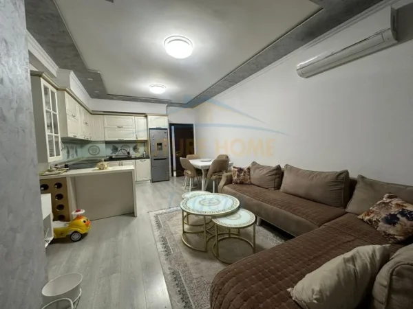 Tirane, jepet me qera apartament 2+1+Ballkon Kati 6, 91 m² 600 € (Unaza e Re)