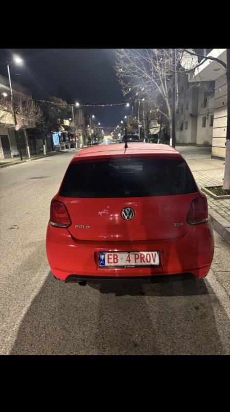 Kavaje, shes makine Vw polo Nafte, e kuqe automatik Kondicioner 175.000 km 6.500 €