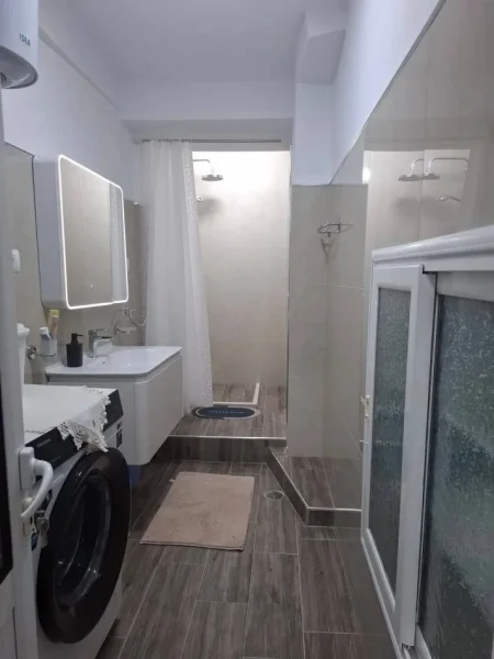 Gjirokaster jepet  me qera apartament 2+1+Ballkon Kati 3, 78 m² 50 € (18 shtatori)