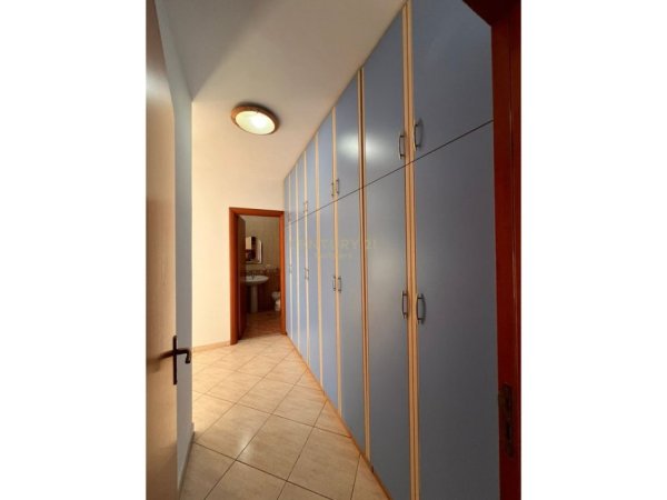 Tirane, jap me qera apartament 2+1+Ballkon Kati 7, 110 m² 750 € (stacioni i trenit)