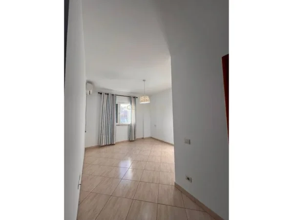 Tirane, jap me qera apartament 2+1+Ballkon Kati 7, 110 m² 750 € (stacioni i trenit)