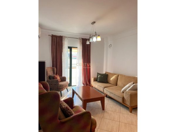 Tirane, jap me qera apartament 2+1+Ballkon Kati 7, 110 m² 750 € (stacioni i trenit)