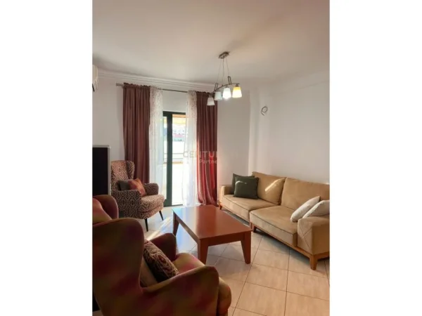 Tirane, jap me qera apartament 2+1+Ballkon Kati 7, 110 m² 750 € (stacioni i trenit)