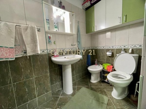 Tirane, jepet me qera apartament 1+1+Ballkon Kati 8, 75 m² 400 € (astir)