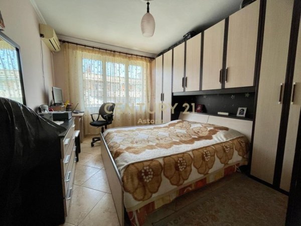 Tirane, jepet me qera apartament 1+1+Ballkon Kati 8, 75 m² 400 € (astir)