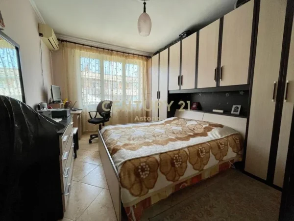 Tirane, jepet me qera apartament 1+1+Ballkon Kati 8, 75 m² 400 € (astir)