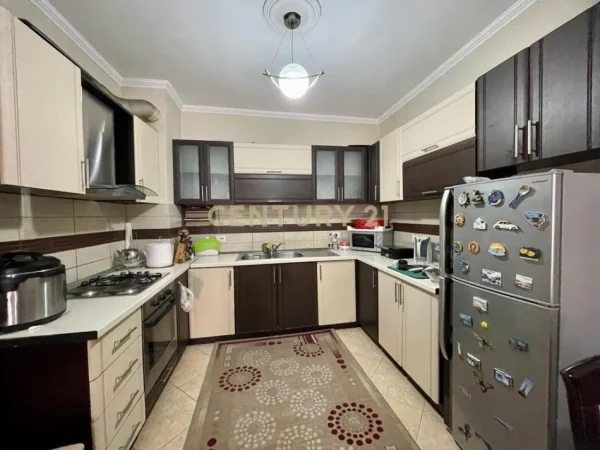 Tirane, jepet me qera apartament 1+1+Ballkon Kati 8, 75 m² 400 € (astir)