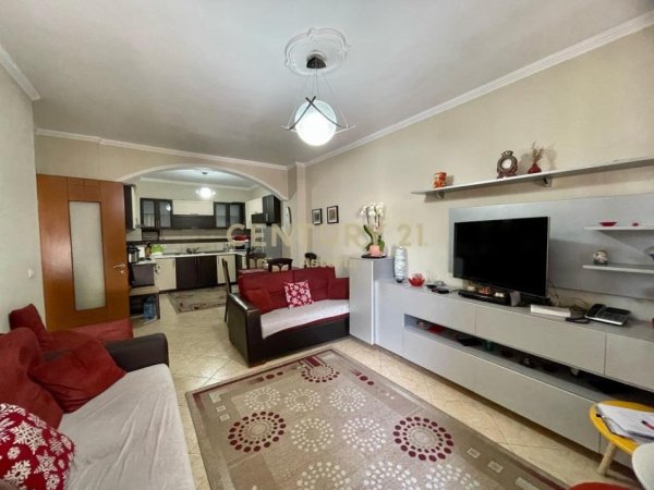 Tirane, jepet me qera apartament 1+1+Ballkon Kati 8, 75 m² 400 € (astir)
