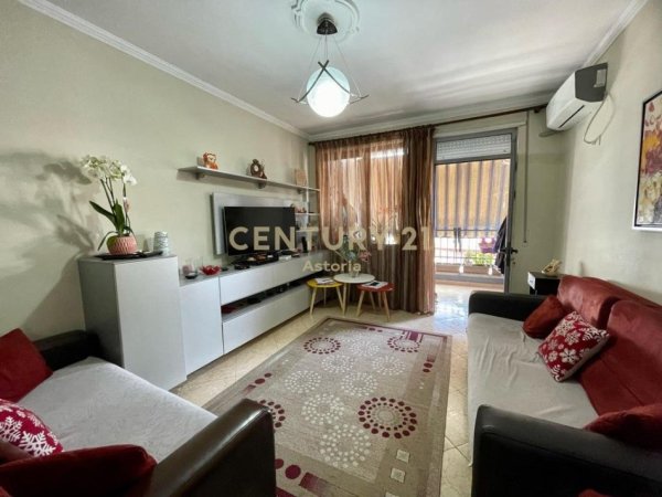 Tirane, jepet me qera apartament 1+1+Ballkon Kati 8, 75 m² 400 € (astir)