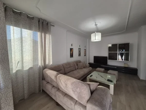 Tirane, jepet me qera apartament 1+1+Aneks+Ballkon Kati 3, 75 m² 700 € (Bulevardi zog 1)