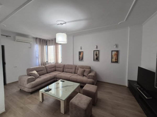 Tirane, jepet me qera apartament 1+1+Aneks+Ballkon Kati 3, 75 m² 700 € (Bulevardi zog 1)