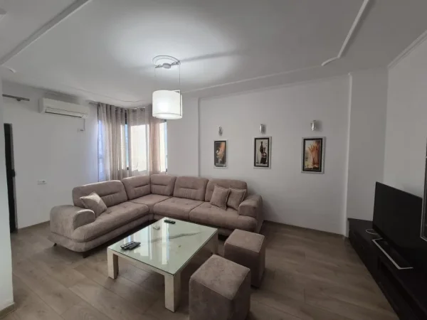 Tirane, jepet me qera apartament 1+1+Aneks+Ballkon Kati 3, 75 m² 700 € (Bulevardi zog 1)