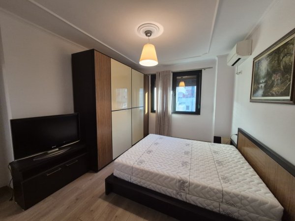 Tirane, jepet me qera apartament 1+1+Aneks+Ballkon Kati 3, 75 m² 700 € (Bulevardi zog 1)